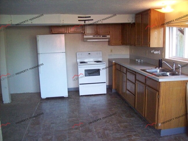 Building Photo - r70c