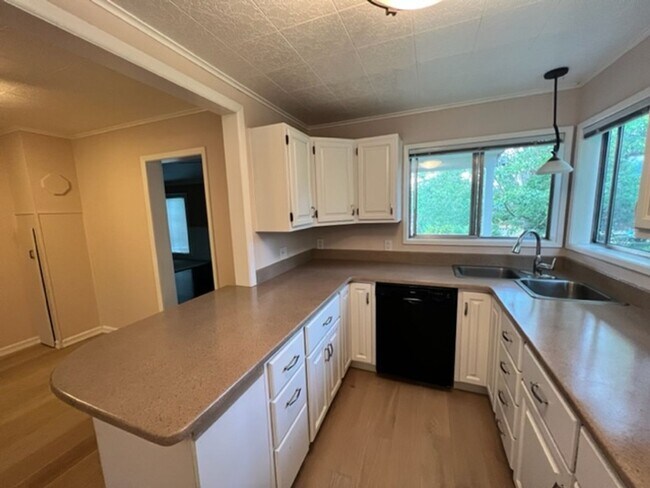 Foto del edificio - Application Pending - Two Bedroom Cottage for Rent in White Salmon