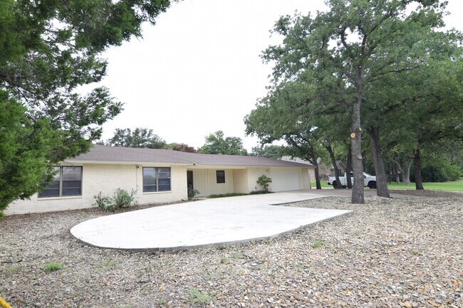 Building Photo - 996 Lake Rd