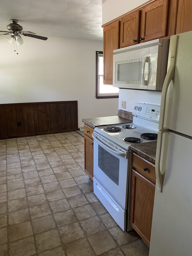 Building Photo - 2118 Louis Cir