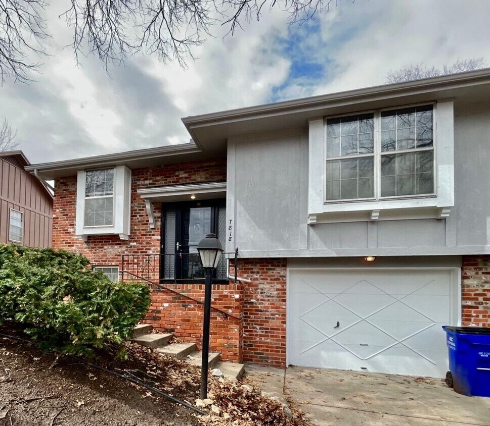 Primary Photo - 4-Bedroom, 2-Bathroom home in Overland Par...