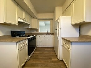 Building Photo - 730 Hemlock Square