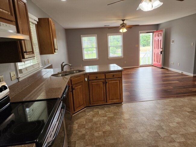 Building Photo - 3 Bedroom 2 Bath Brick Rancher in Mechanic...