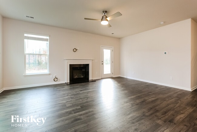 Building Photo - 550 Hillpark Ln