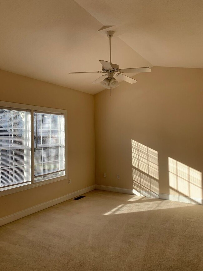 Building Photo - 3 Bedroom 2 Bath Townhouse with 2 Car Garage