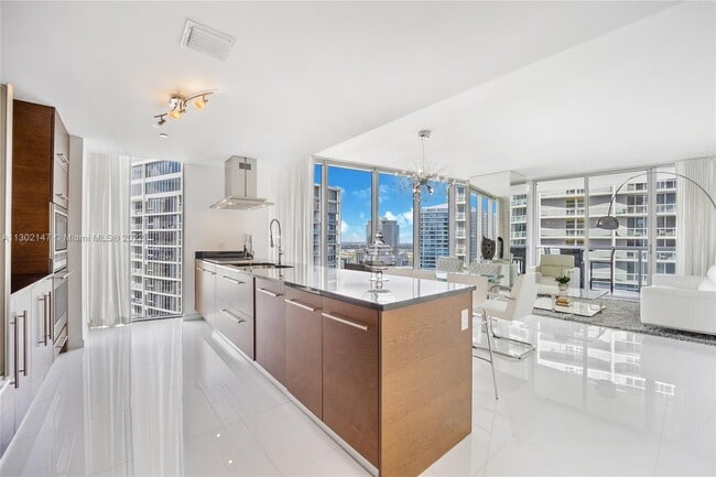 Building Photo - 495 Brickell Ave