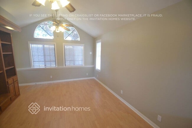 Building Photo - 533 W 224th St