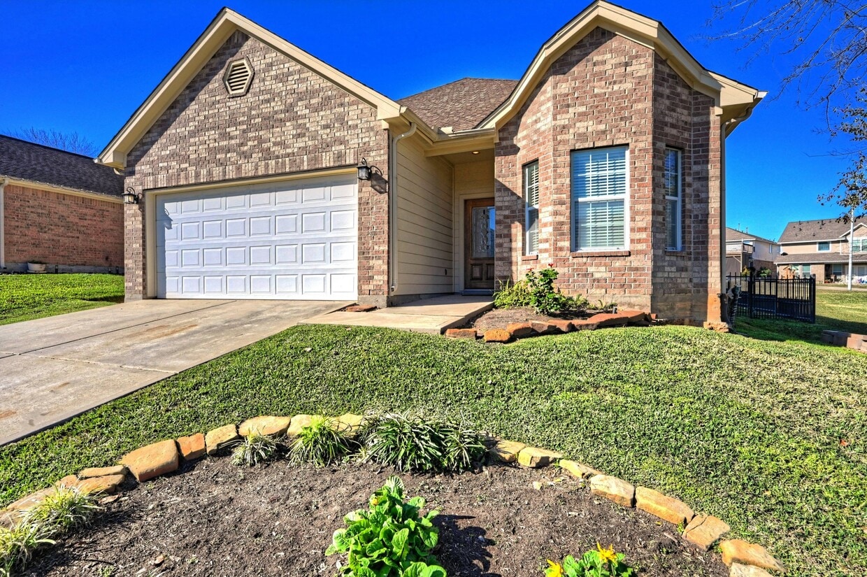 Primary Photo - 108 Cove Cir