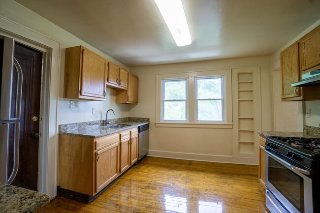 Building Photo - 3 Bed|1 Bath Apartment in Westcott Neighbo...