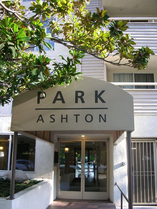 Foto del edificio - 10960 Ashton Ave