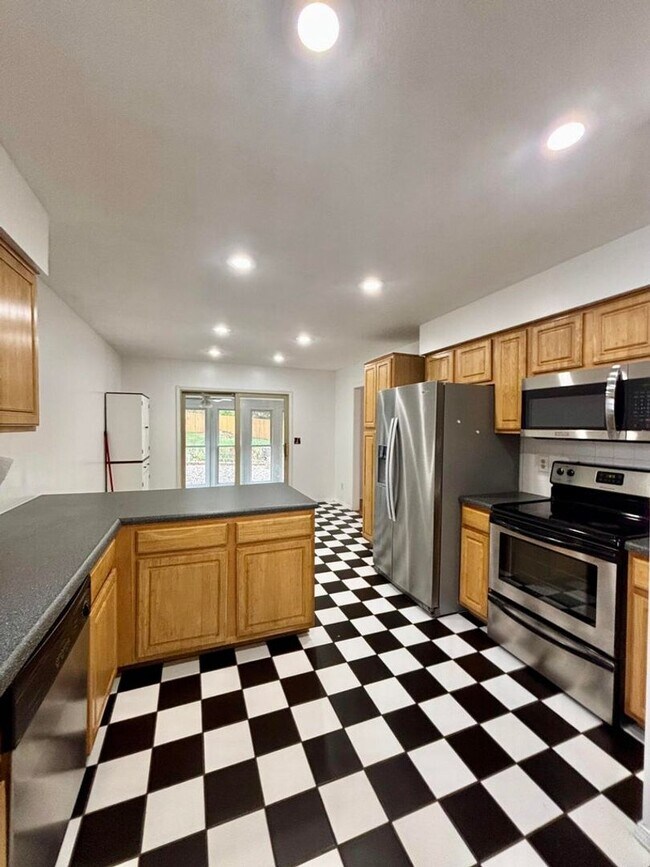 Foto del edificio - COMING SOON! Battlefield Home with Sunroom