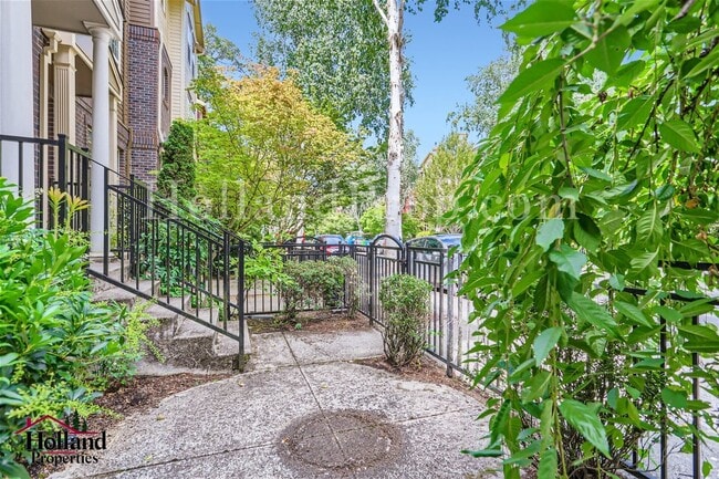 Building Photo - Lovely 3-Level Townhouse in great Hillsboro location!