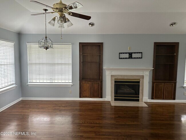 Foto del edificio - 6192 Duclay Forest Dr S