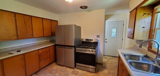 Building Photo - Charming 2-Bedroom Ranch-Style House for R...