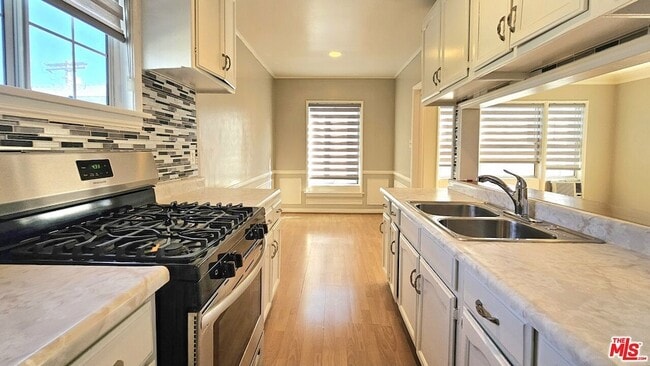 Building Photo - 1022 S Norton Ave