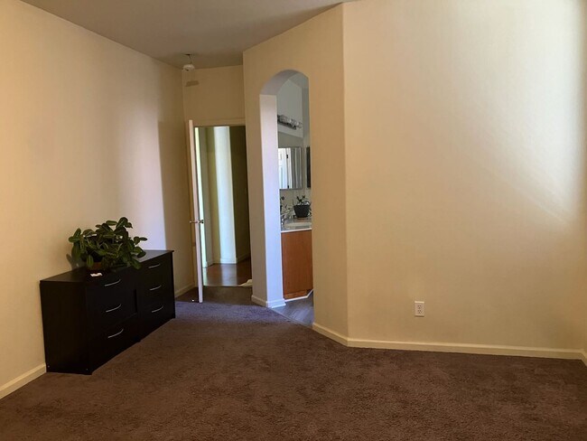Building Photo - Beautiful 4-Bedroom Home for Rent in North...