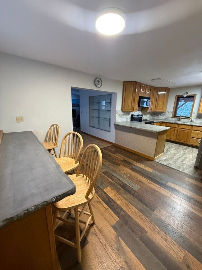 Foto del edificio - Spacious 3-Bedroom, 2-Bath Home, 2 Car Garage, Just Outside of Town – Pets Welcome!