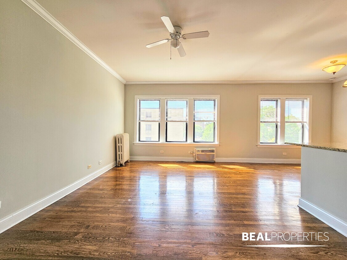 Photo - 750 W Addison St (Chicago, IL)