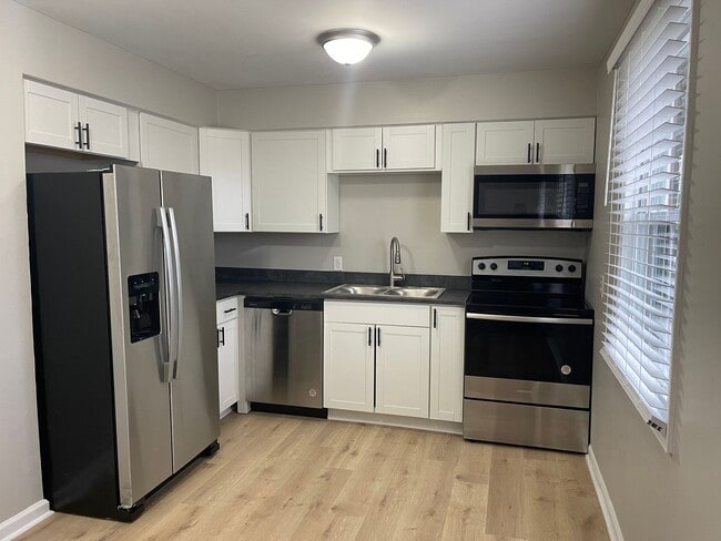 2 bd 1 ba duplex in a Great Location - 2 bd 1 ba duplex in a Great Location House