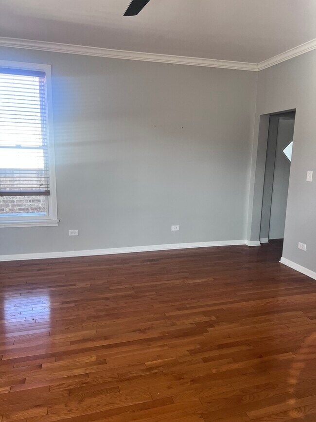 Building Photo - 20 W Hinsdale Ave