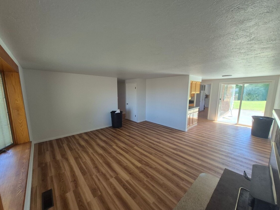 Refurbished home with Basement and large yard - Refurbished home with Basement and large yard