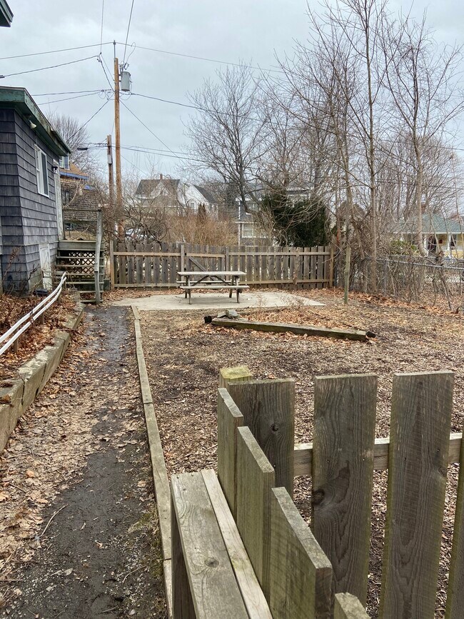 Building Photo - 12 Garden Ln