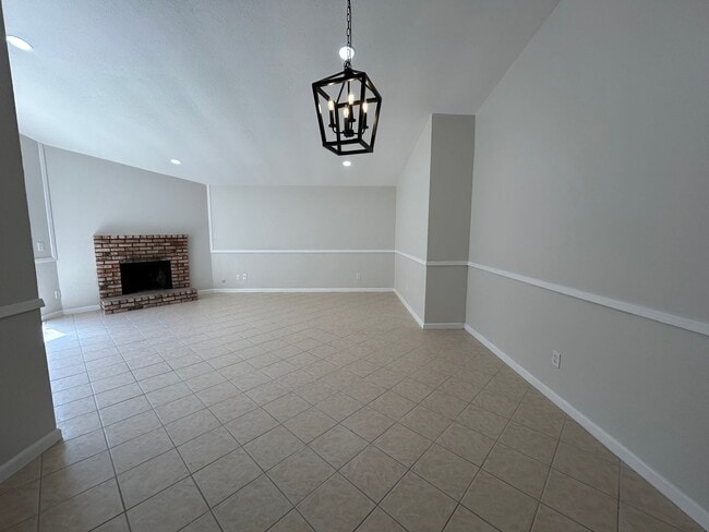 Building Photo - 536 Navarre Pl