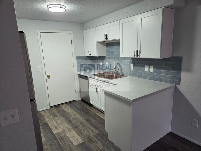 Building Photo - Check out this completely remolded 3 bedroom, 2.5 bath townhome!