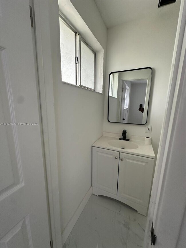 Foto del edificio - 3 bedroom in Miami FL 33147