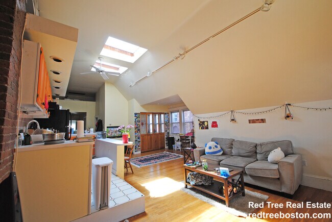 Foto del edificio - 1678 Beacon St