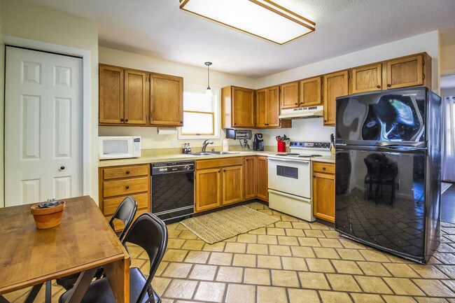 Building Photo - 490 Stonehaven Ct