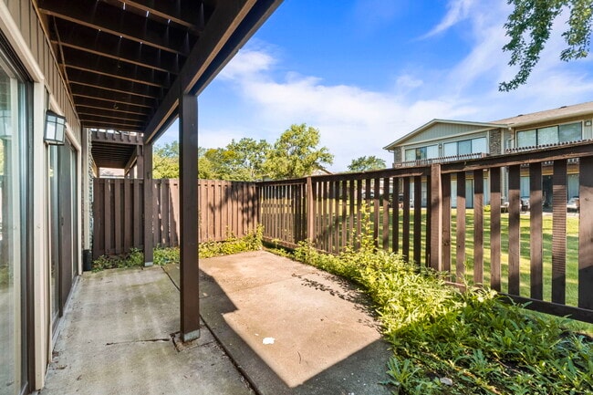 Building Photo - 5880 Rembrandt Ct