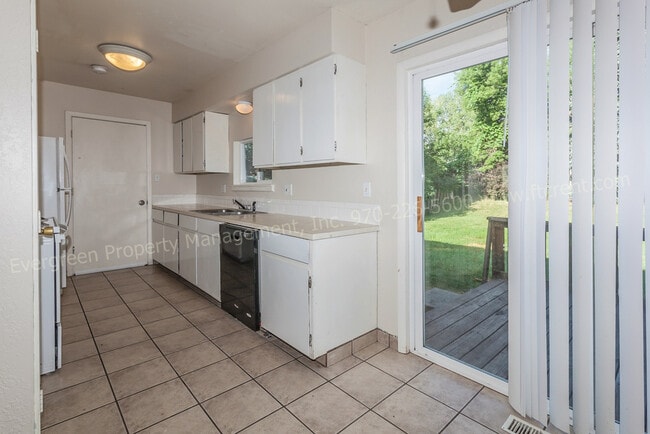 Building Photo - Large 3-Bedroom Split Level!