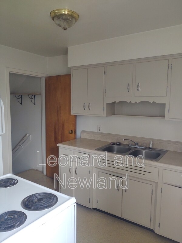 Foto del edificio - 584 Harding Rd