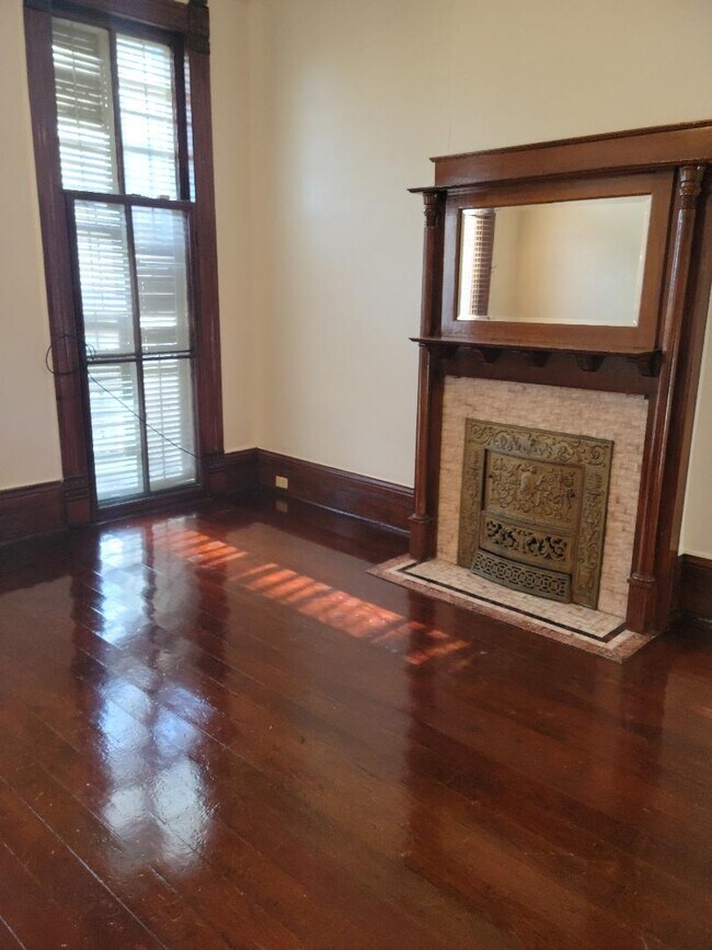 Foto del edificio - 827 Jackson Ave