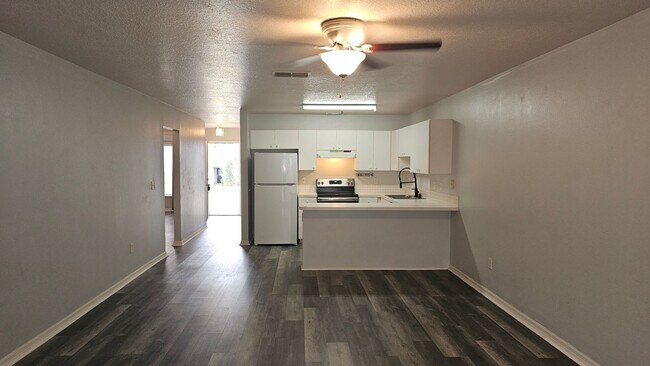 Foto del edificio - NICE! 3BED / 2 BATH / 1 CAR GARAGE (HALF DUPLEX)