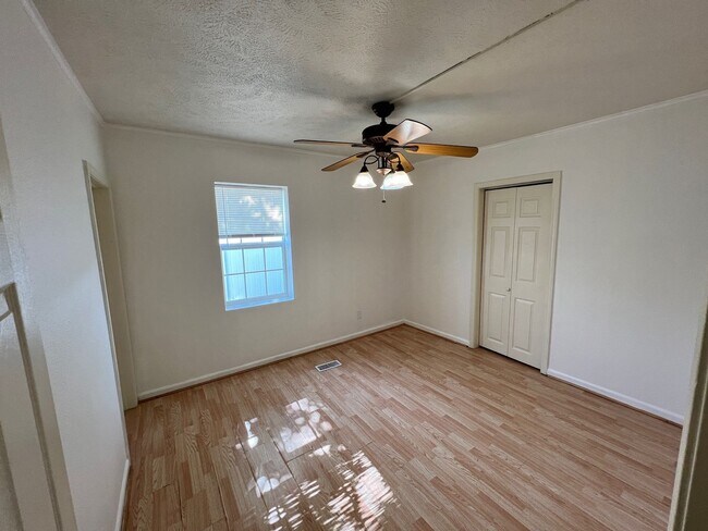 Building Photo - Centrally located, pet friendly, 3 Bedroom...