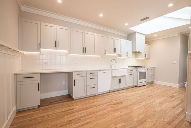 Building Photo - Recenty Updated 1916 California Bungalow f...