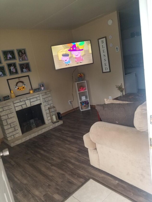 Front entry/living room - 201 S Western Ave