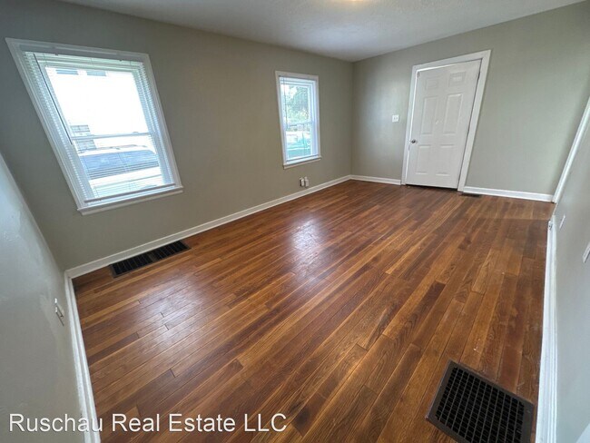 Building Photo - 3 br, 1 bath House - 2132 E bataan Dr