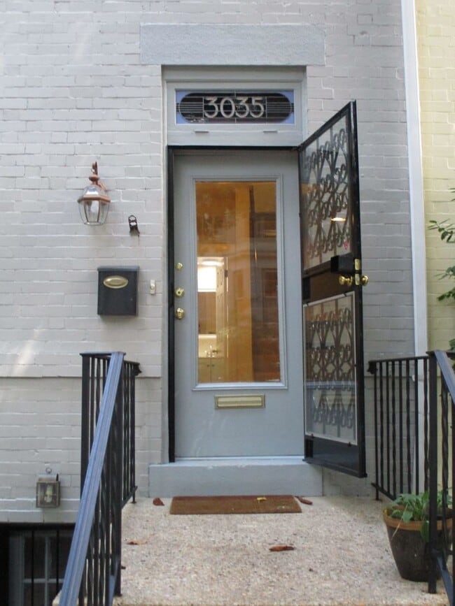 Building Photo - Charming Georgetown Townhouse on a quiet street