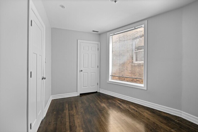 Foto del edificio - 1651 S Drake Ave