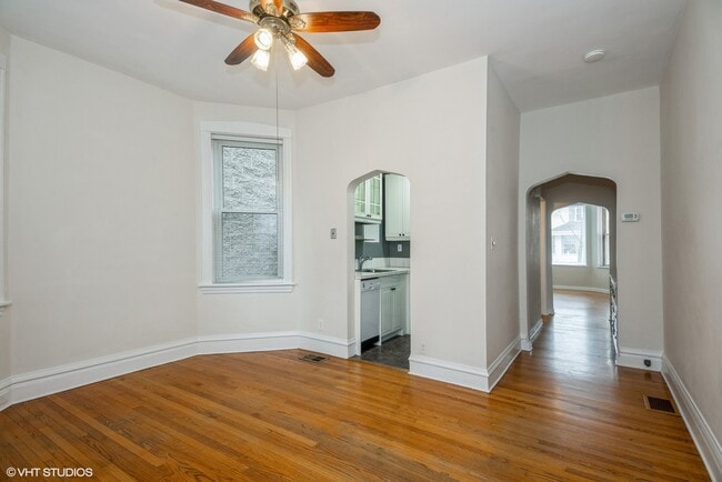 Building Photo - 1642 W Berwyn Ave