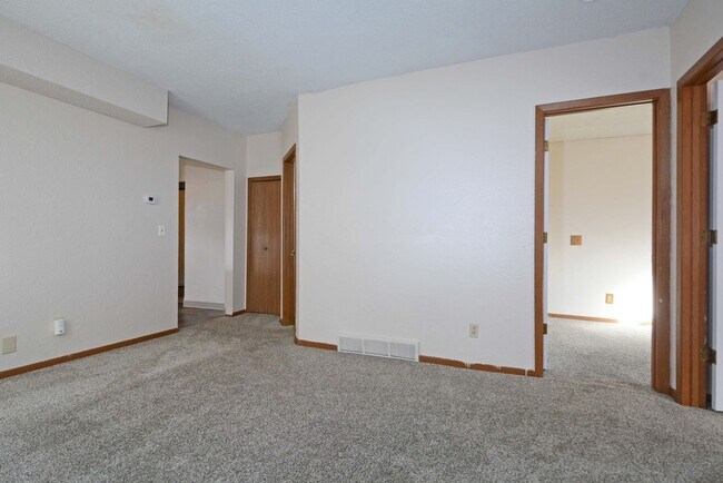Foto del edificio - Spacious 3-Bed 1-Bath Unit in Hastings - Available Now!
