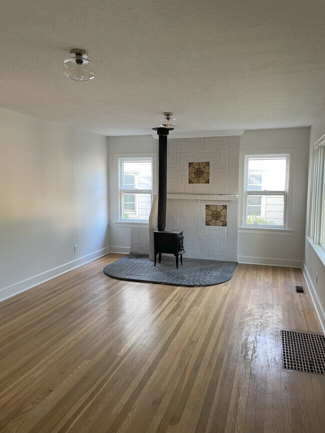 Foto del edificio - 6337 N Curtis Ave