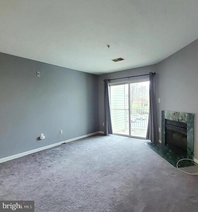 Building Photo - 8911 Town Center Cir