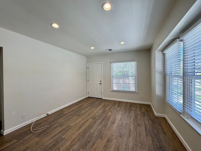 Foto del edificio - Large front unit apartment with patio