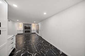 Building Photo - 2101 Fountain View Dr