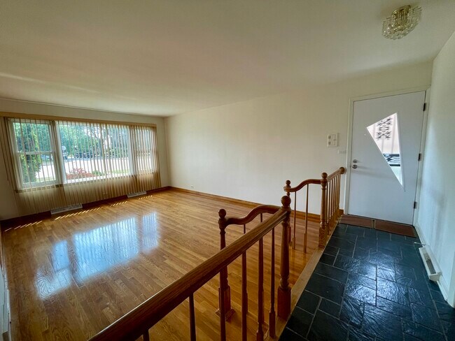 Foto del edificio - 7150 N Crawford Ave