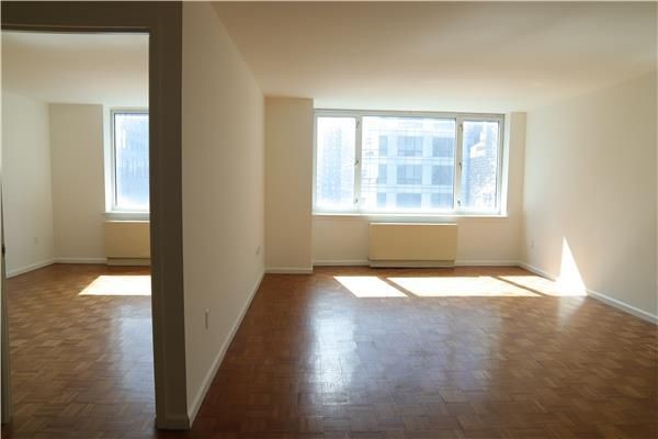 Foto principal - 350 W 43rd St